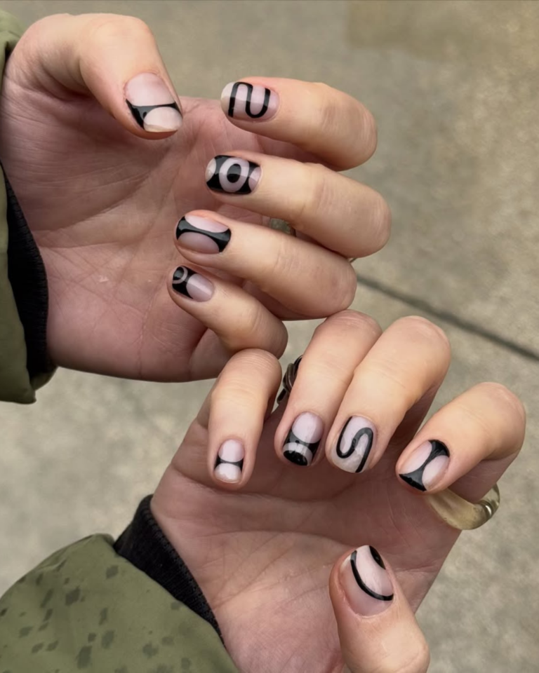 5 unhas pretas decoradas que provam que a cor pode fugir do básico unhas pretas decoradas