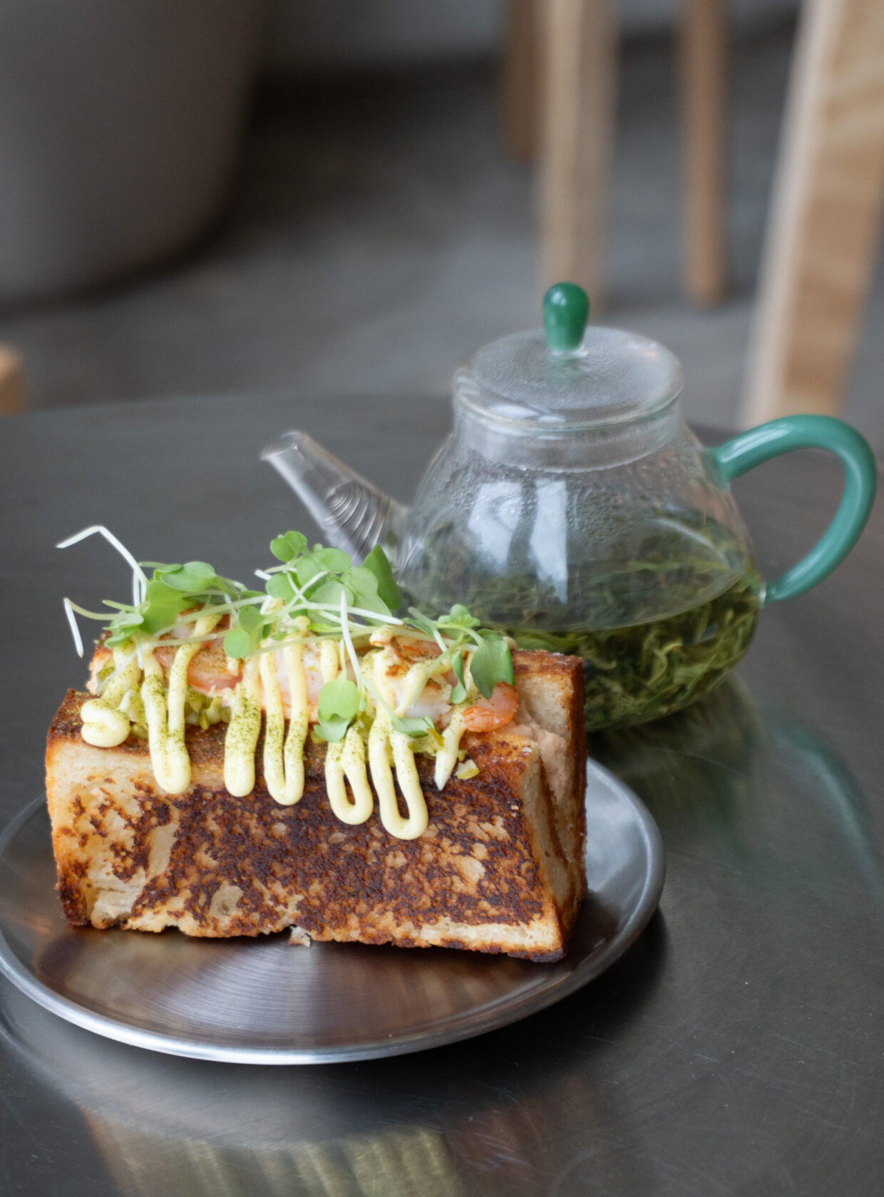 shokupan com patê de camarão e matcha com cha coreano da mirá