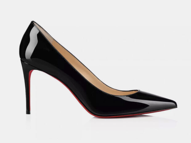 O retorno do scarpin preto: por que o sapato clássico voltou ao radar Scarpin preto 26mar26 Christian Louboutin