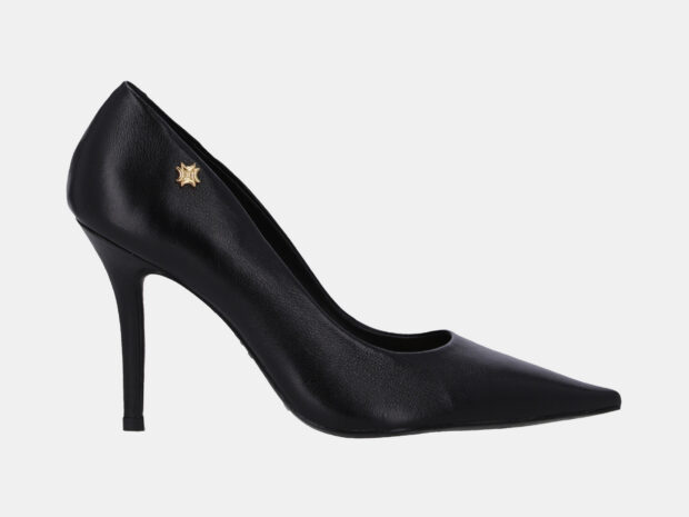 O retorno do scarpin preto: por que o sapato clássico voltou ao radar Scarpin preto 26mar26 Luz da Lua