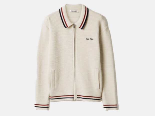 O retorno do scarpin preto: por que o sapato clássico voltou ao radar Scarpin preto 26mar26 miumiu