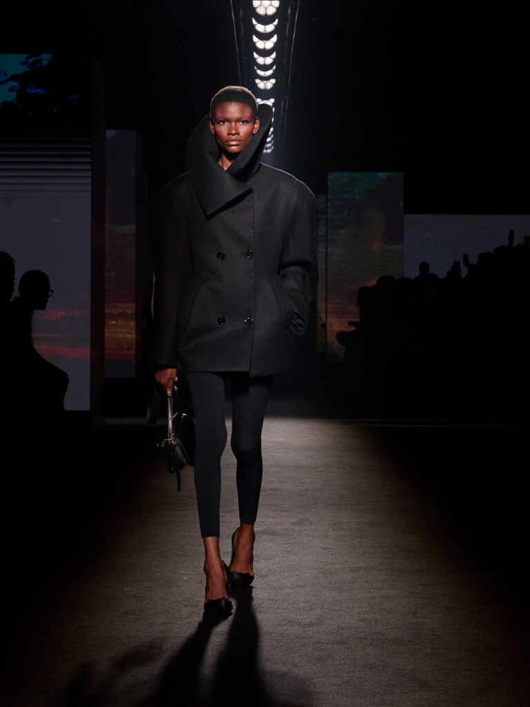 TENDENCIAS INVERNO 2026 MAR BALENCIAGA WINTER 26 COLLECTION LOOK 2 KHADIJAT