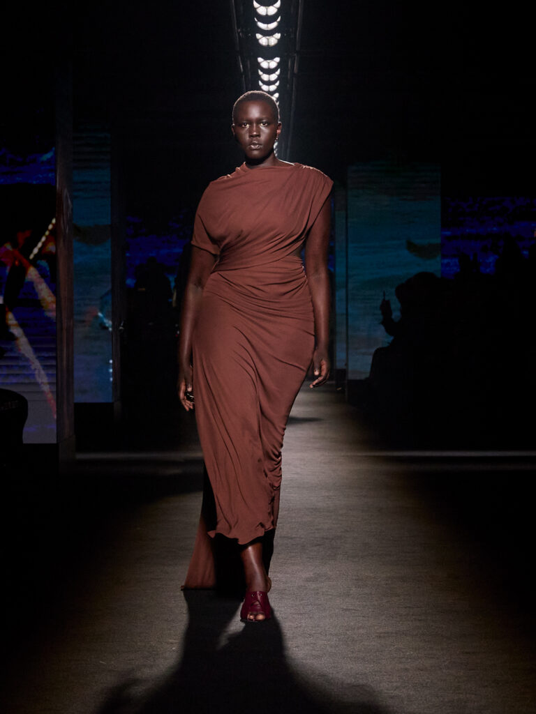 TENDENCIAS INVERNO 2026 MAR BALENCIAGA WINTER 26 COLLECTION LOOK 20 NYAKIER