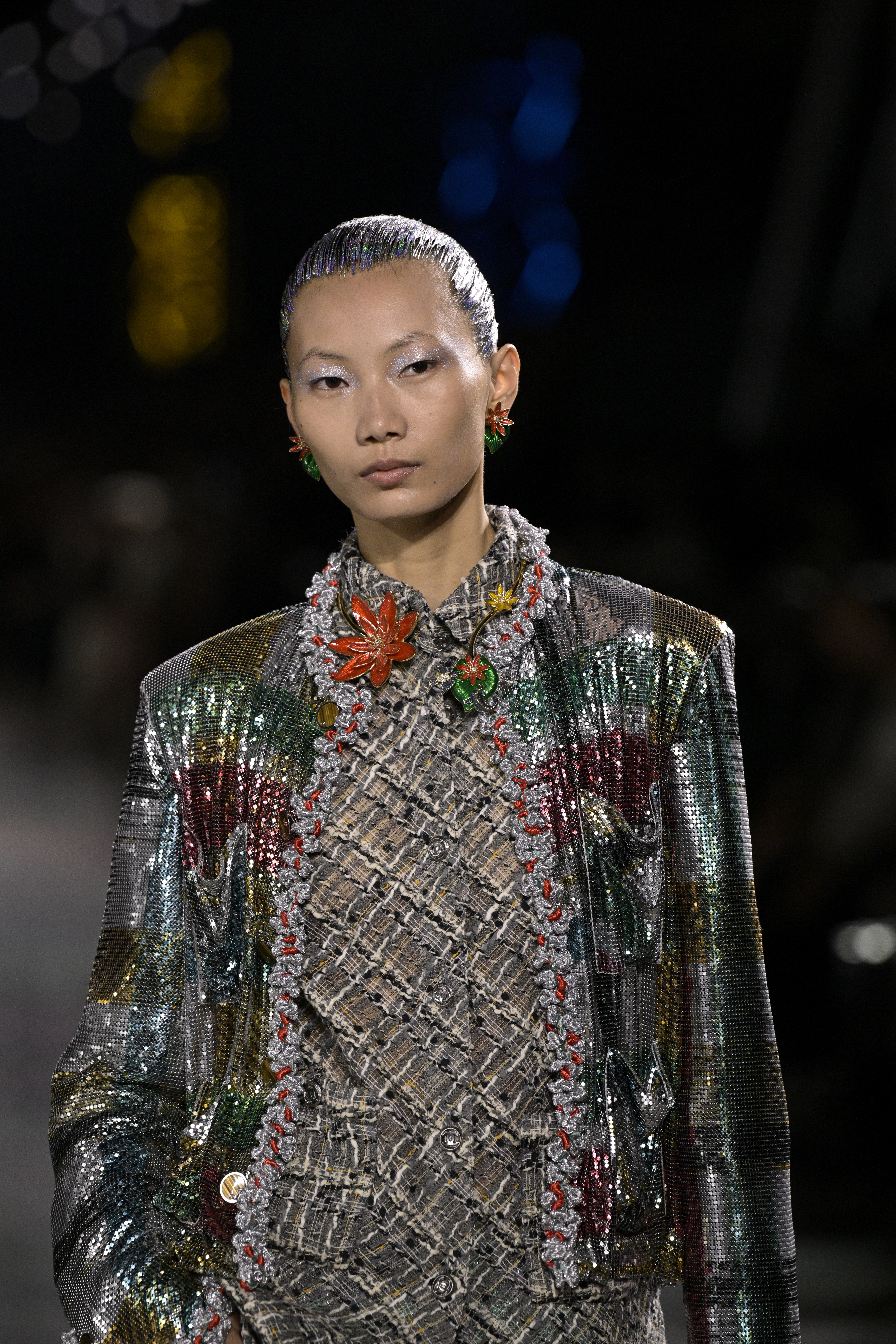 tendência de acessórios: o retorno dos broches no inverno 2026 da chanel