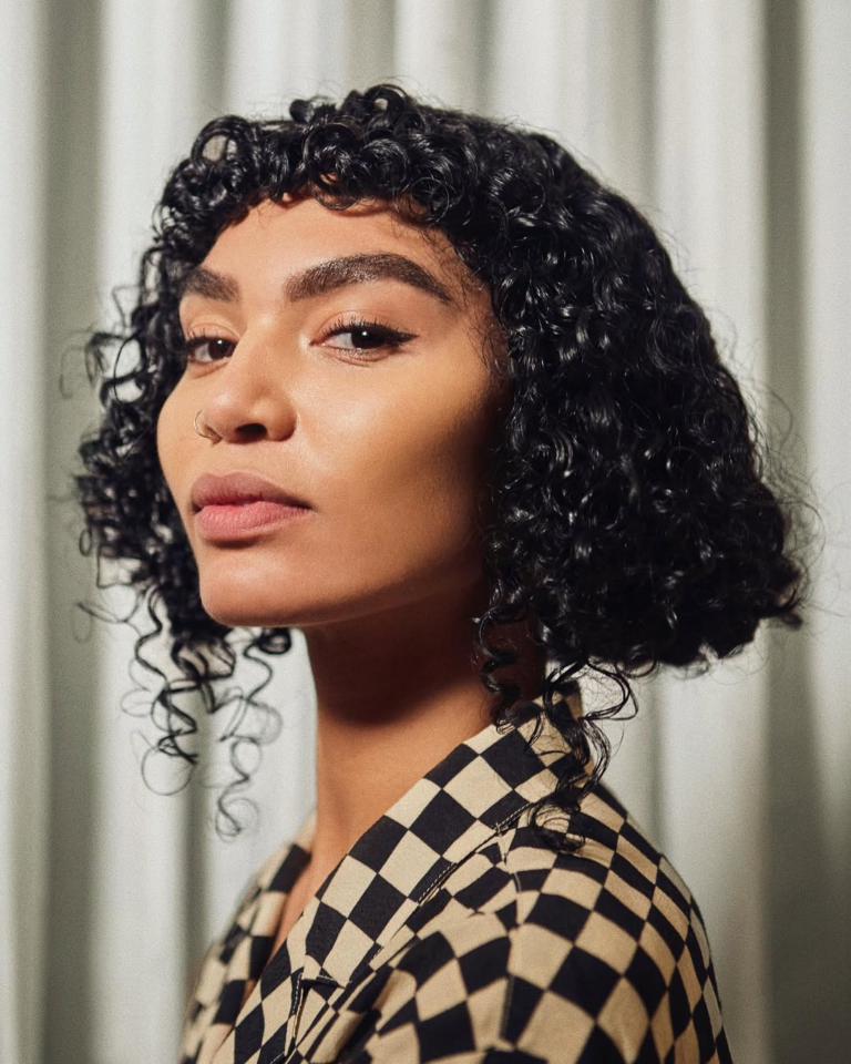 Cabelos cacheados curtos: 6 cortes para incorporar o comprimento cabelos cacheados curtos