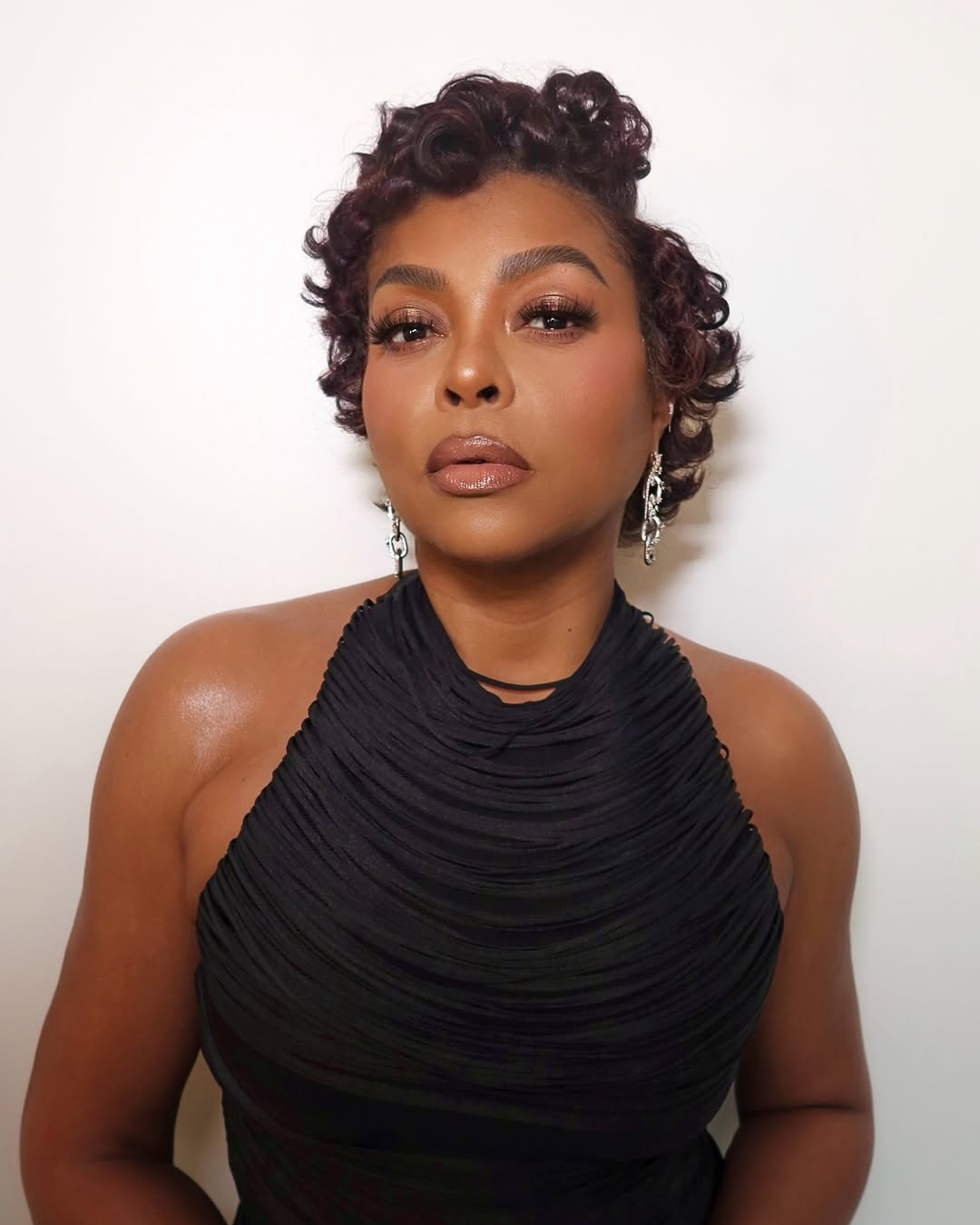 cabelos cacheados curtos