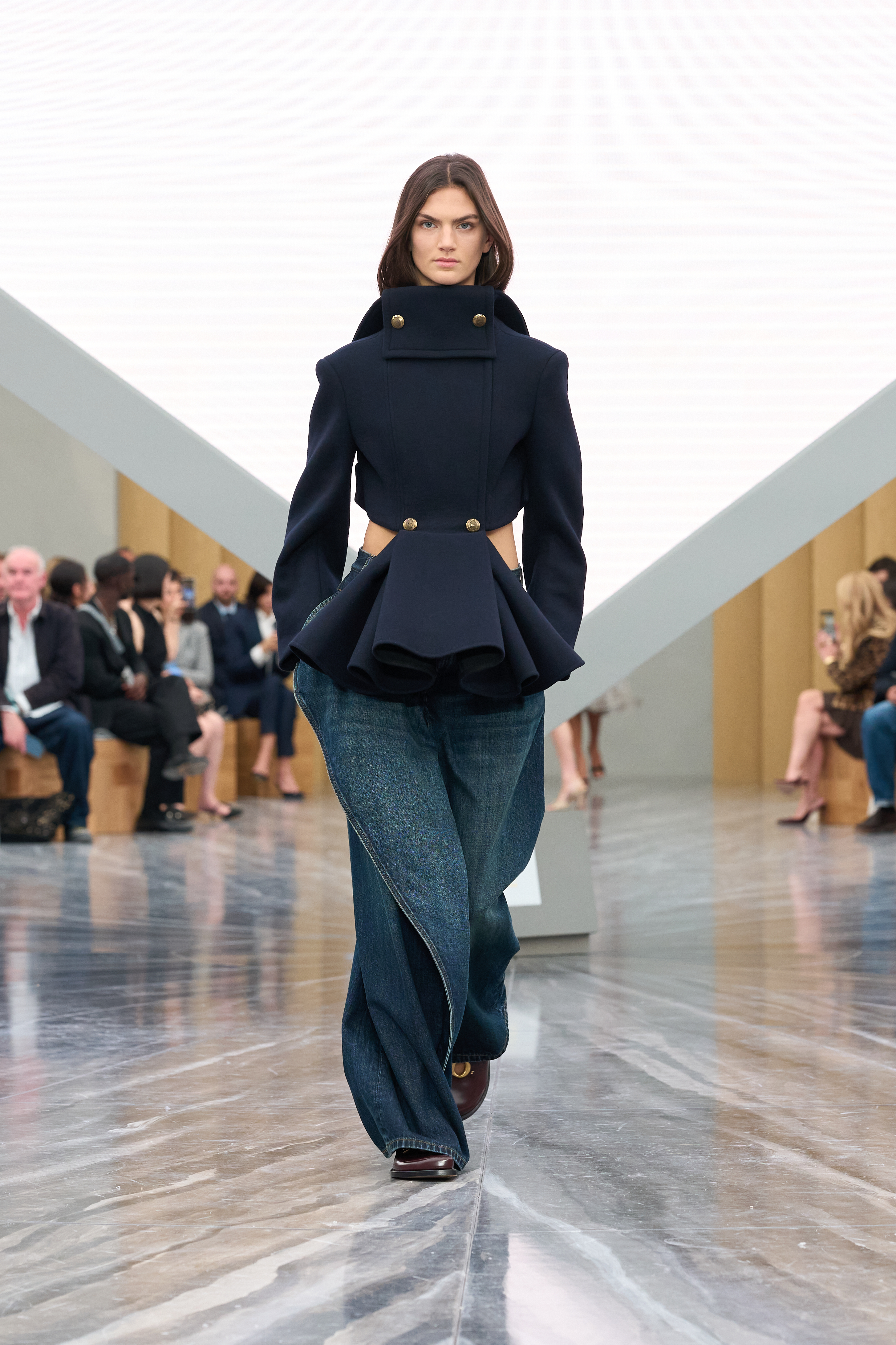 a calça baggy ainda é tendência e aparece na coleção de verão 2026 da dior