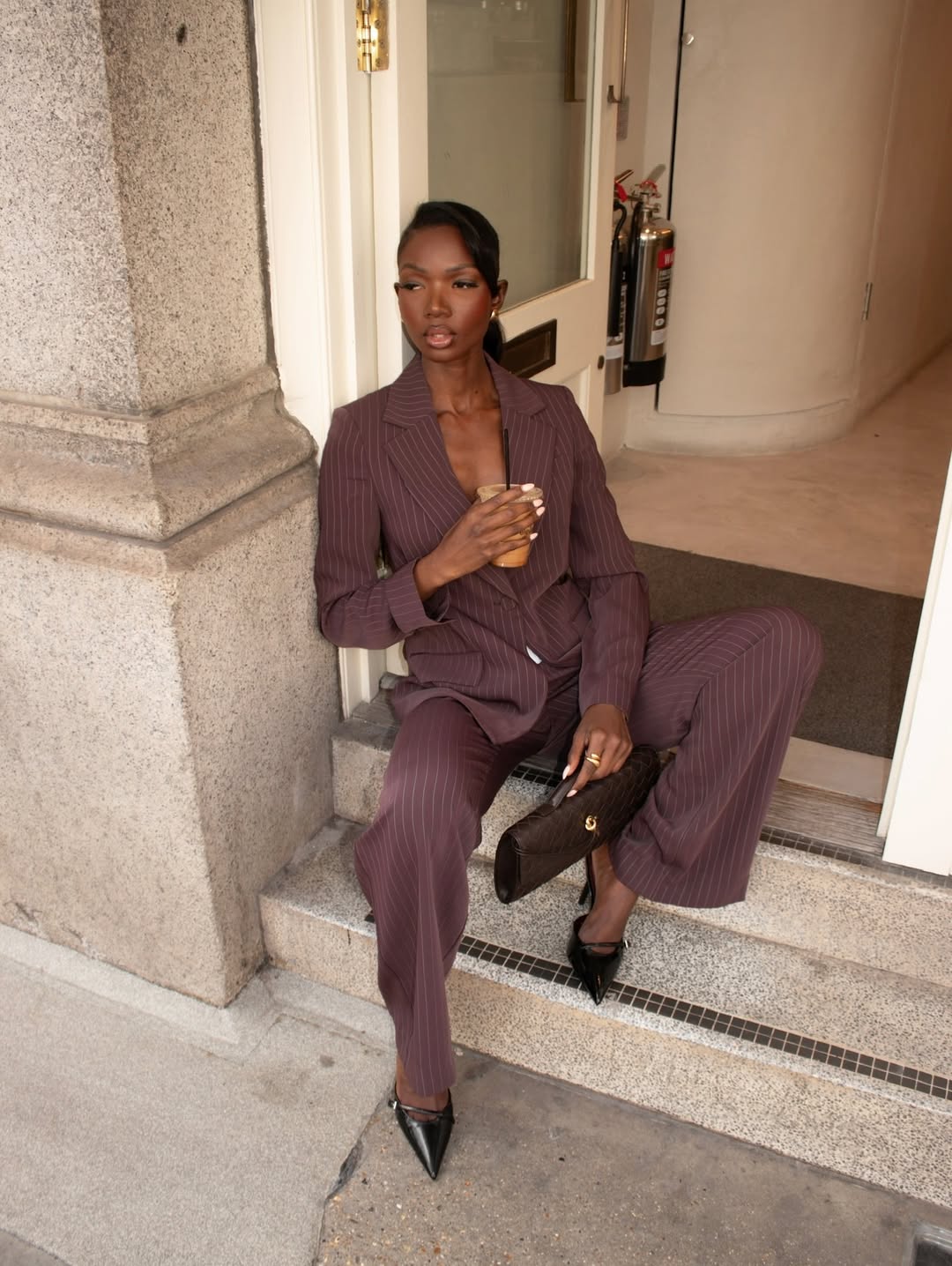 Além do preto: 7 cores de calça de alfaiataria feminina para ficar de olho calça de alfaiataria feminina (7)