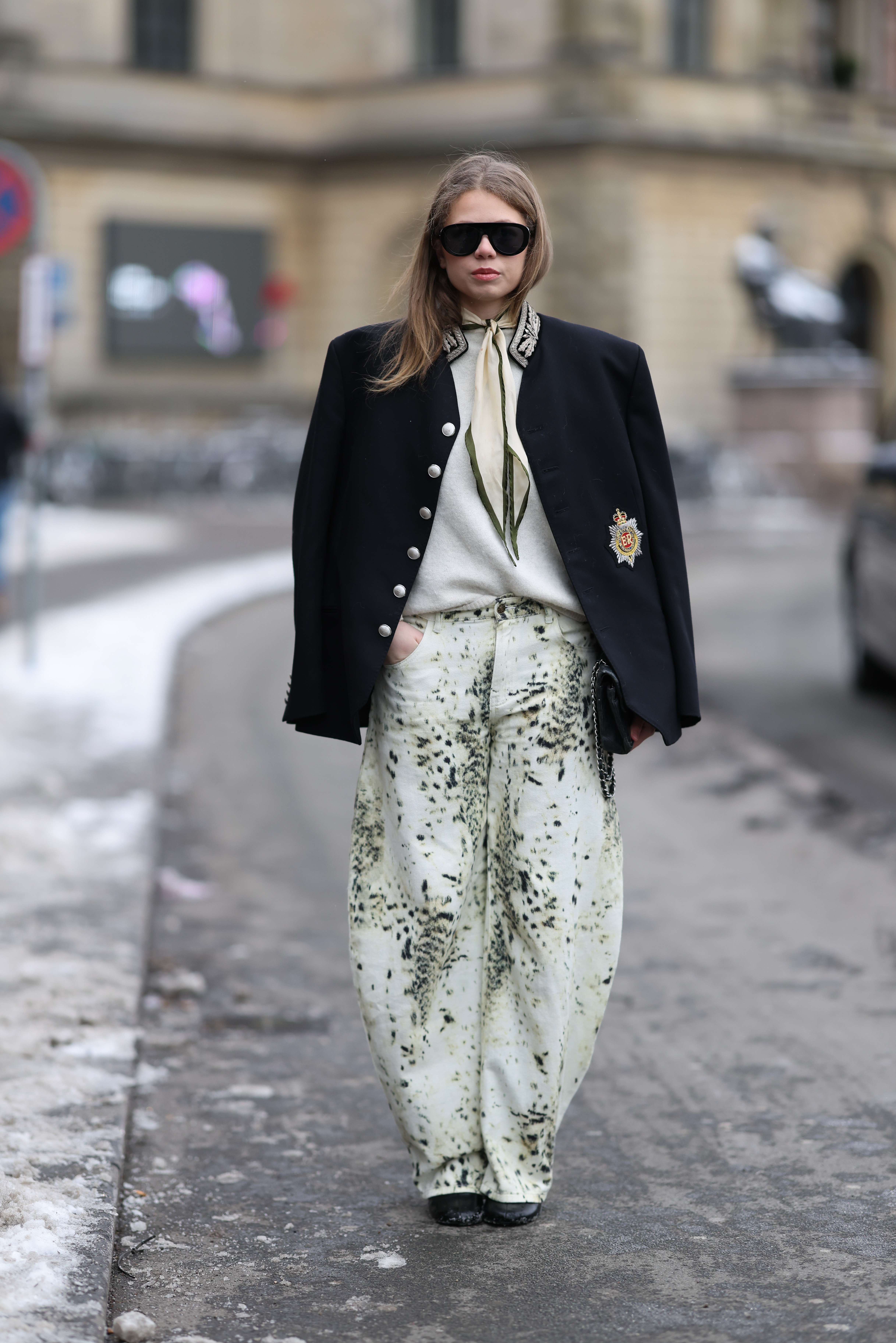 looks com calça jeans desbotada