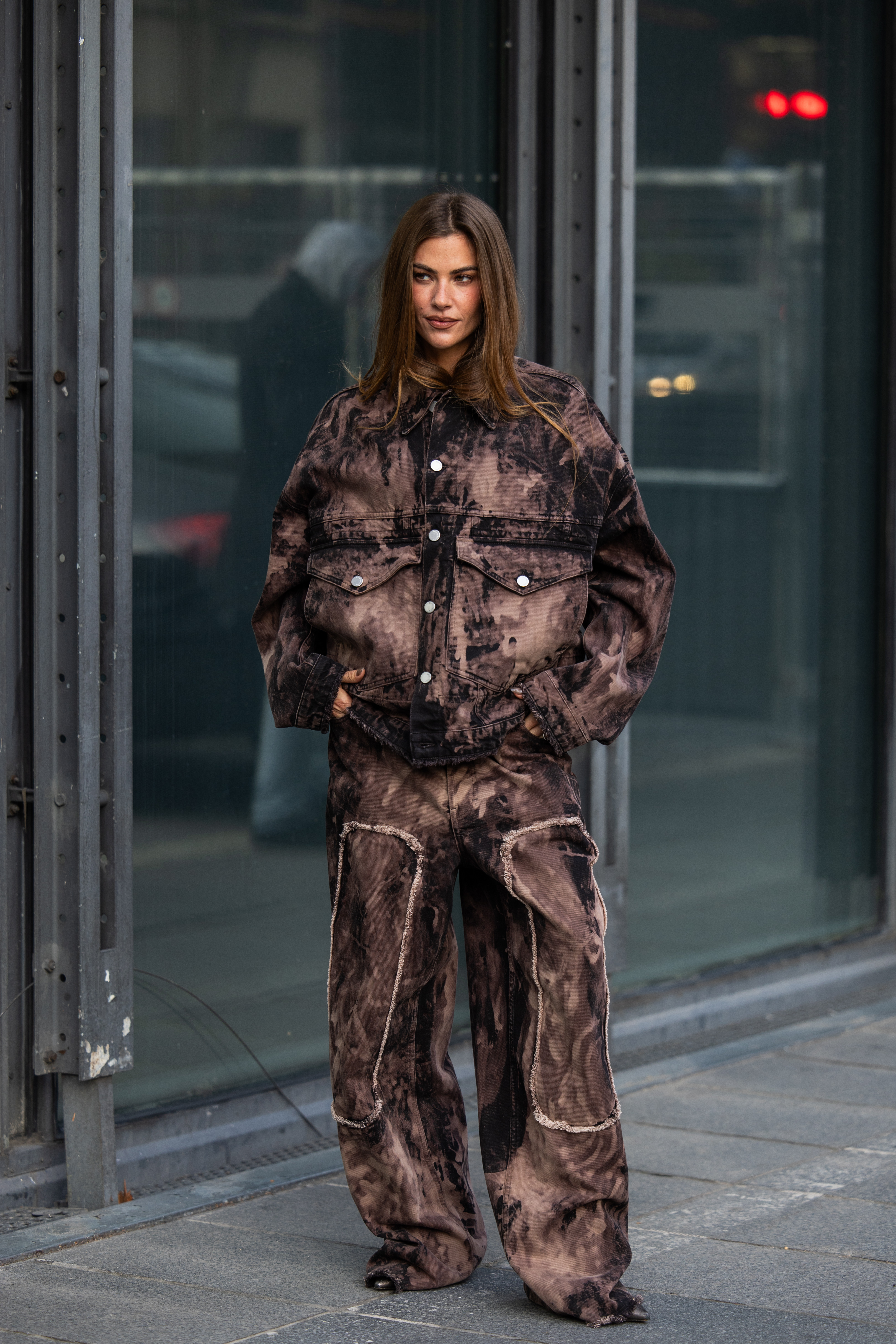 looks com calça jeans desbotada