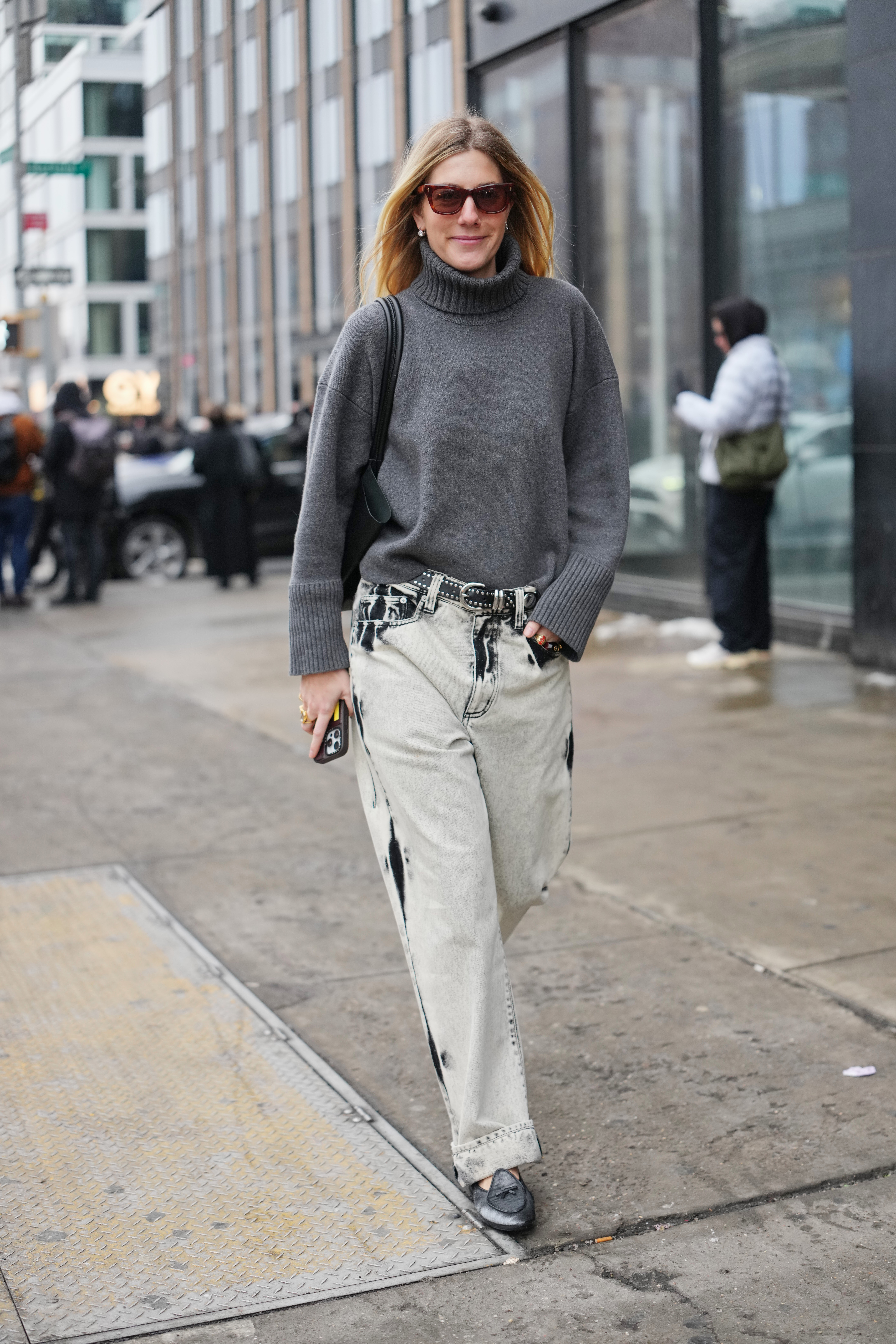 looks com calça jeans desbotada