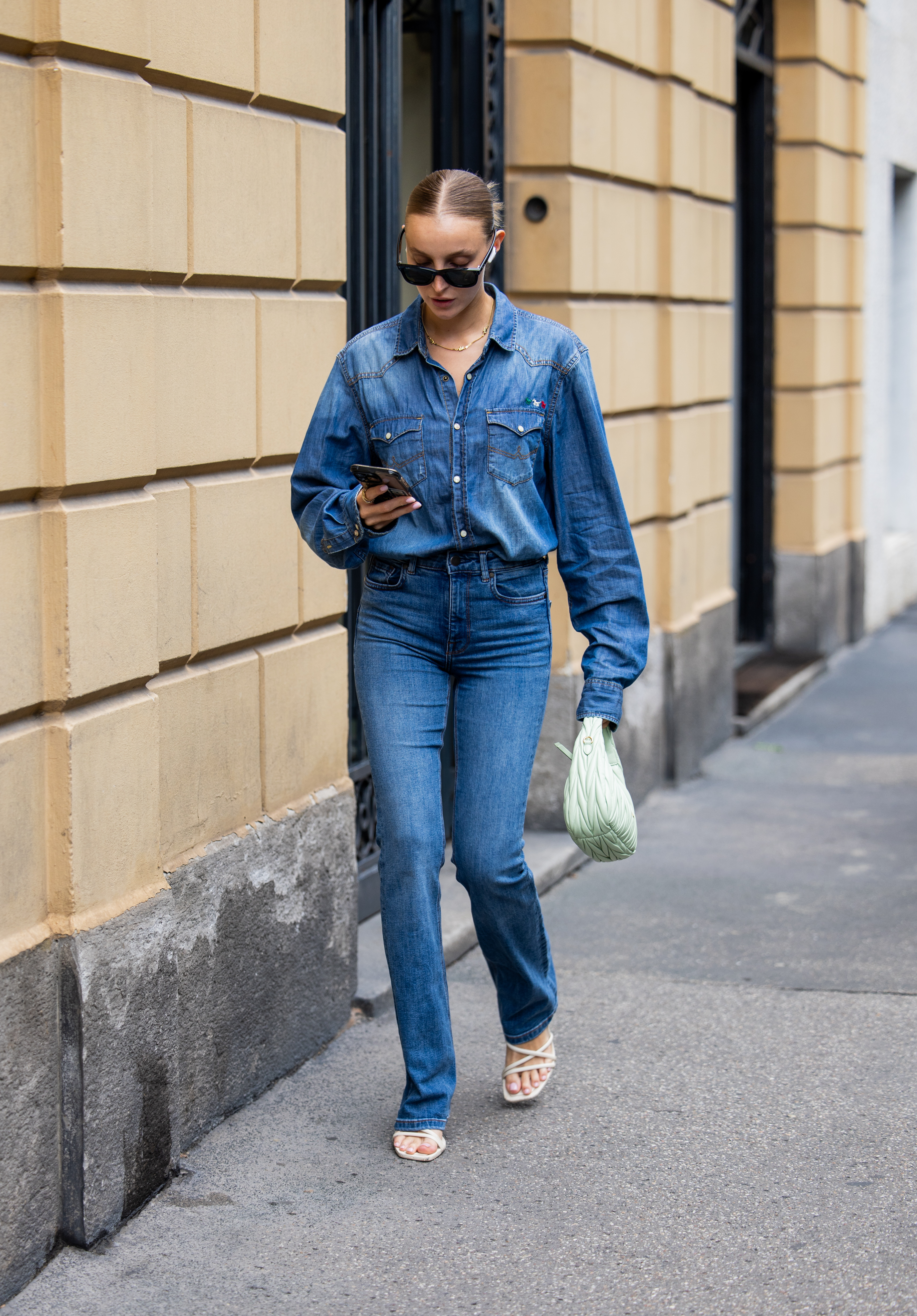 Ultrapassada? Nada disso! 5 truques de styling que atualizam a calça skinny para 2026 looks com calça skinny