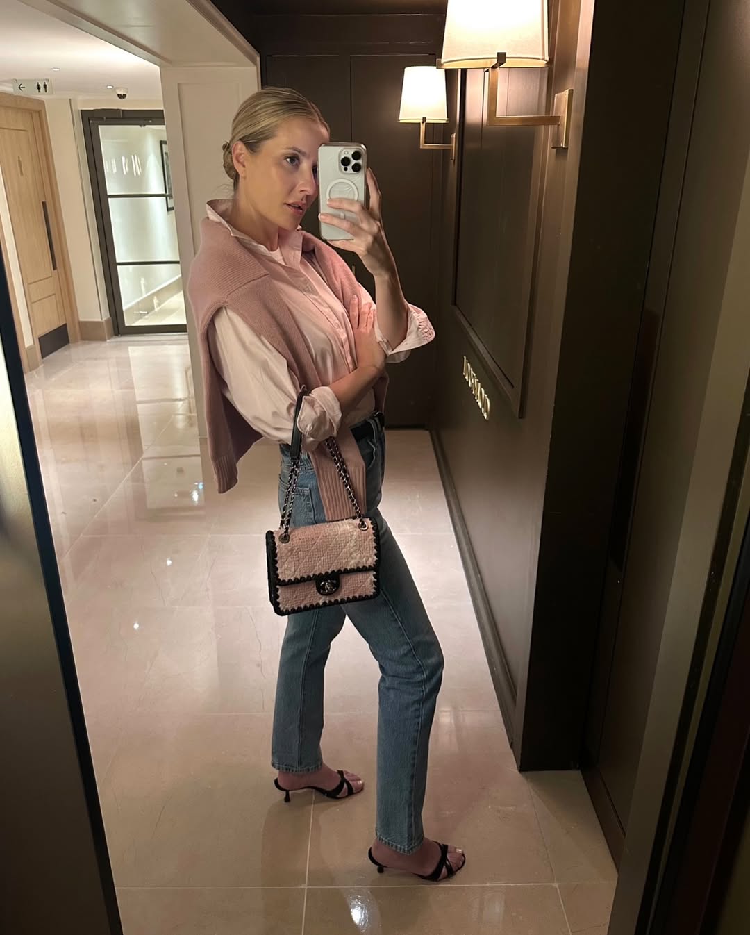 Ultrapassada? Nada disso! 5 truques de styling que atualizam a calça skinny para 2026 looks com calça skinny