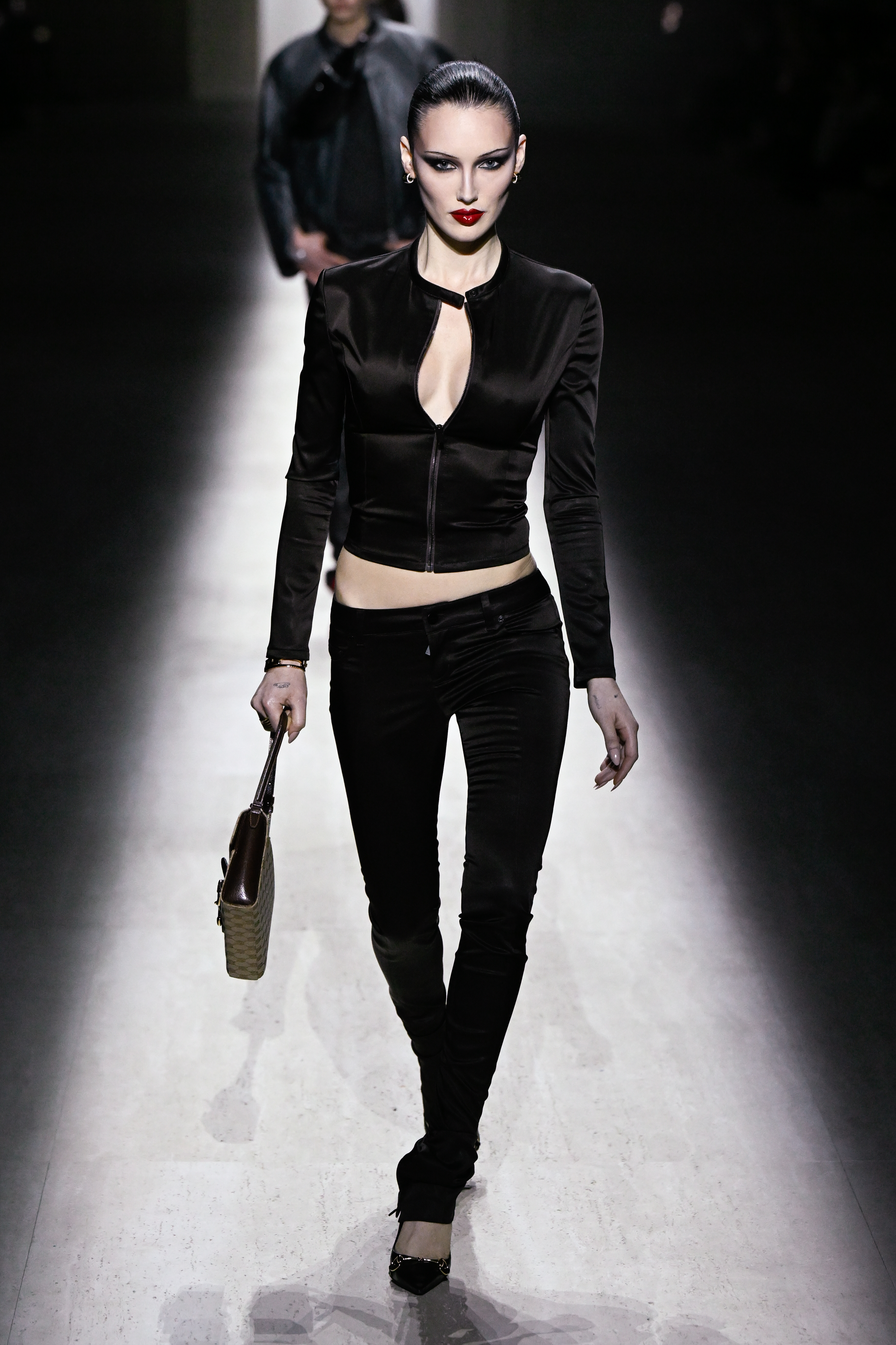 Ultrapassada? Nada disso! 5 truques de styling que atualizam a calça skinny para 2026 calça skinny está de volta na gucci inverno 2026