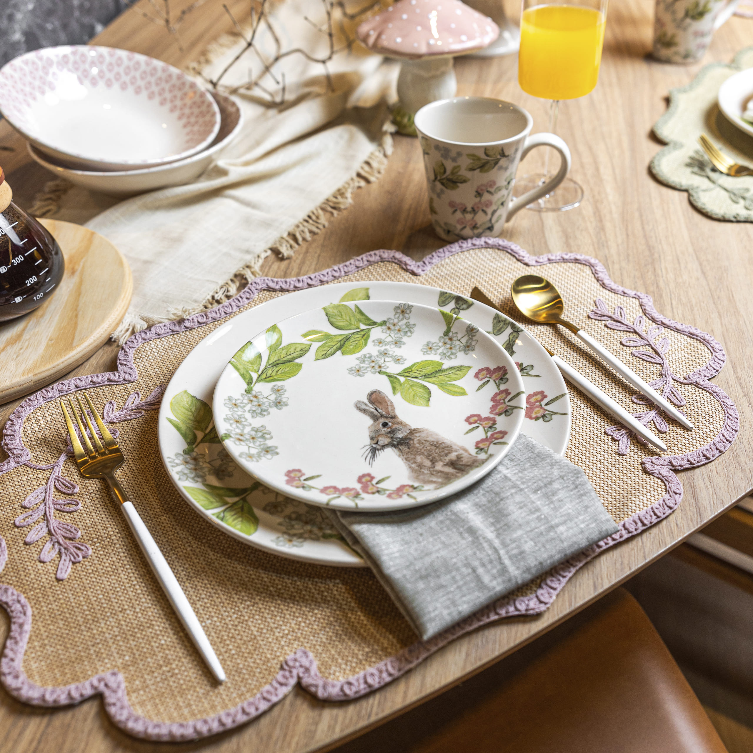 Decoração de Páscoa para casa: coelhos, ovos coloridos, guirlandas e outros objetos para entrar no clima