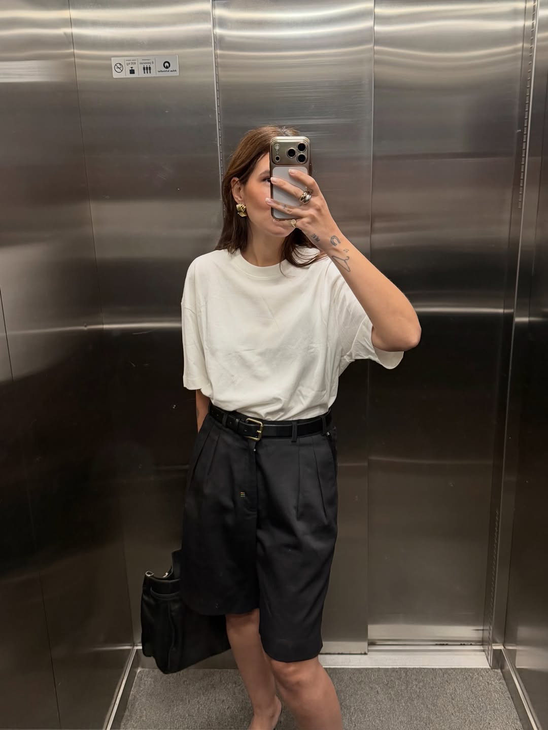 A bermuda de alfaiataria feminina é alternativa para o look de trabalho no calor looks com bermuda de alfaiataria feminina