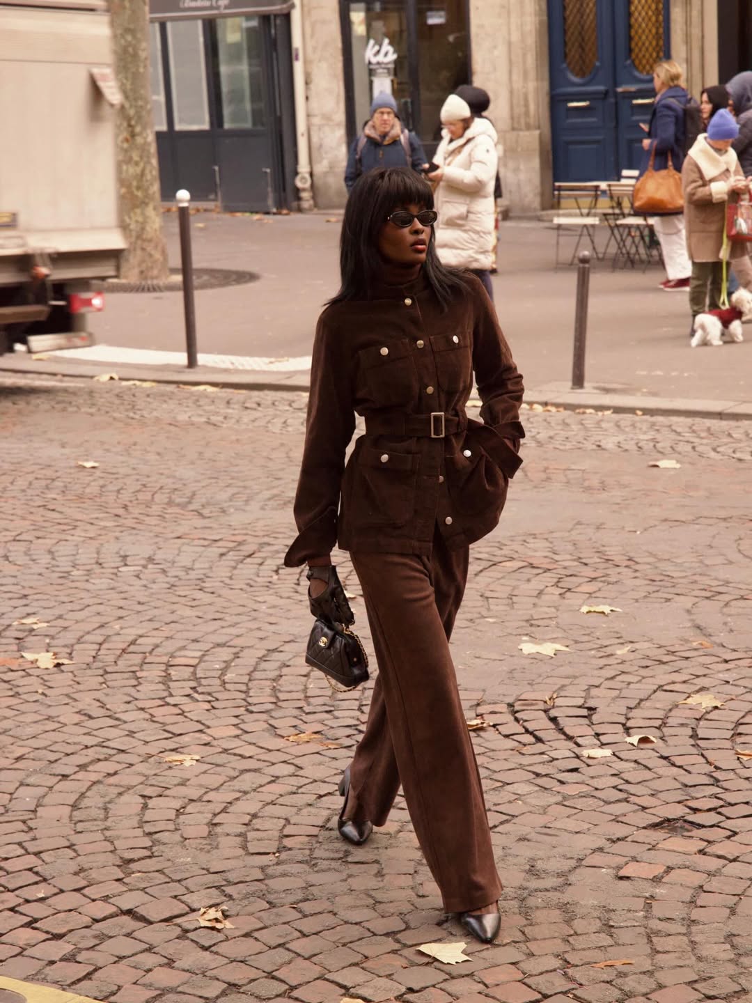 Esqueça o preto: 6 looks com calça marrom que provam sua versatilidade looks com calça marrom (1)