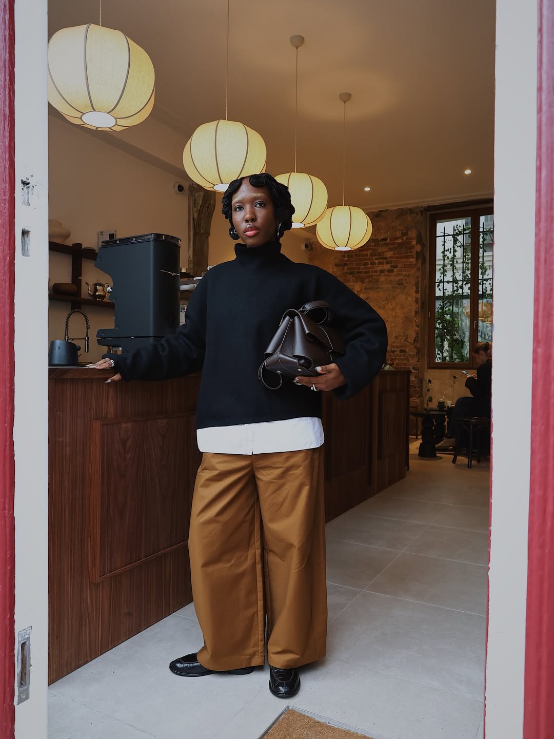 Esqueça o preto: 6 looks com calça marrom que provam sua versatilidade looks com calça marrom (3)