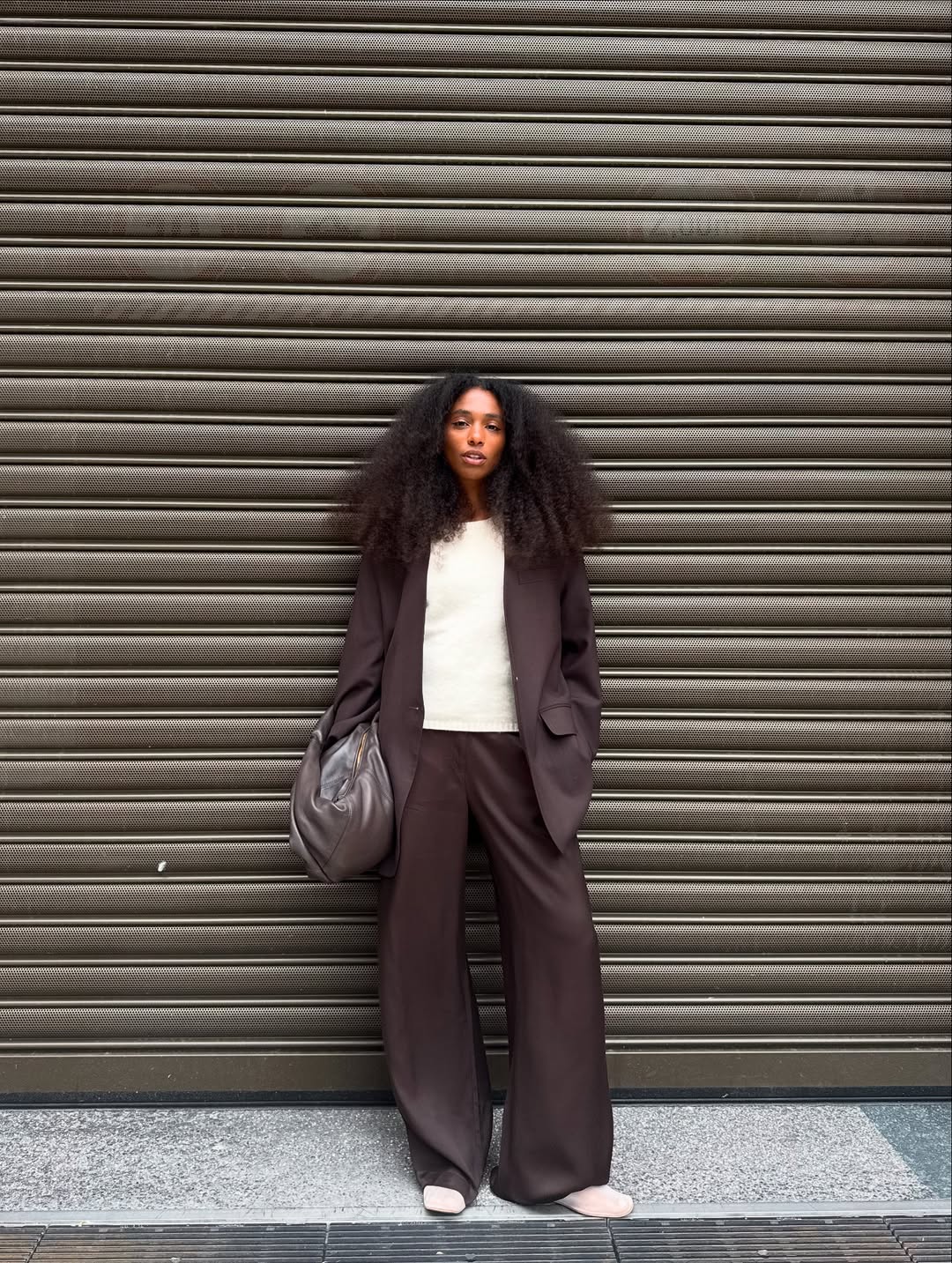 Esqueça o preto: 6 looks com calça marrom que provam sua versatilidade looks com calça marrom (7)