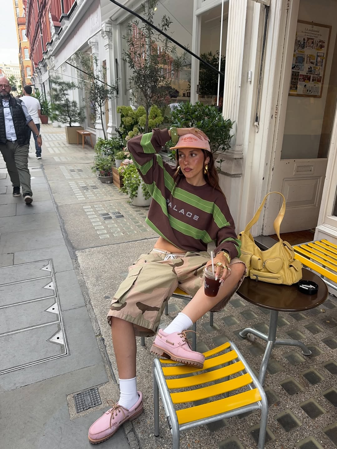 Cansada da calça? Os shorts cargo são a alternativa perfeita para o calor looks com shorts cargo (5)