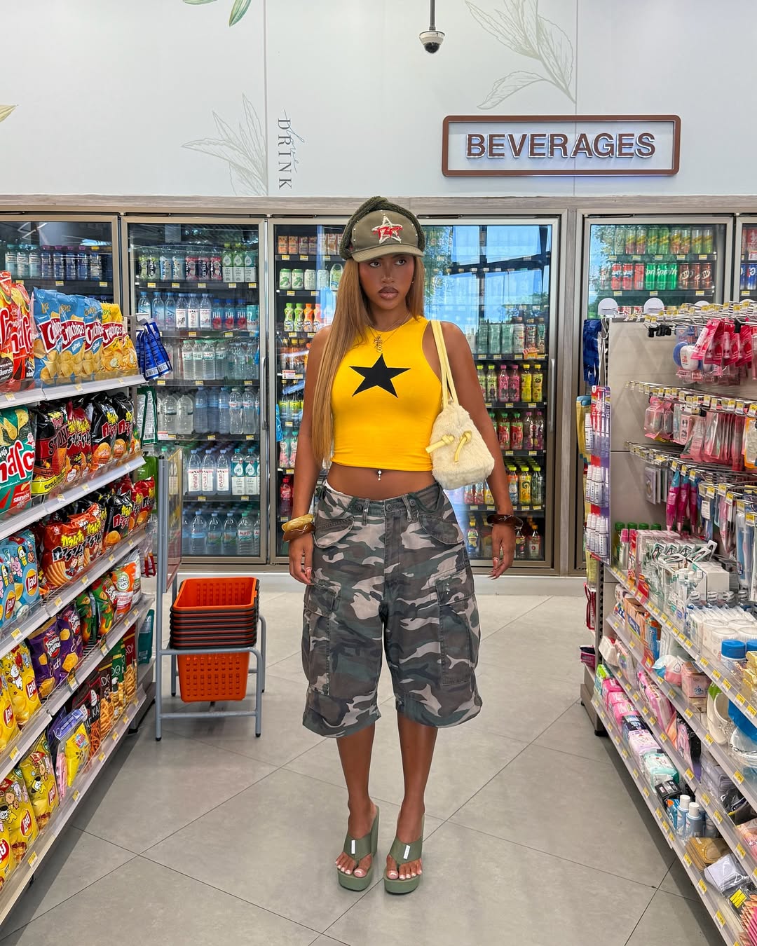 Cansada da calça? Os shorts cargo são a alternativa perfeita para o calor looks com shorts cargo (7)