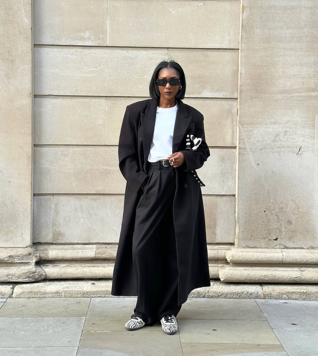 6 fórmulas para criar looks elegantes com tênis fórmulas de looks elegantes com tênis