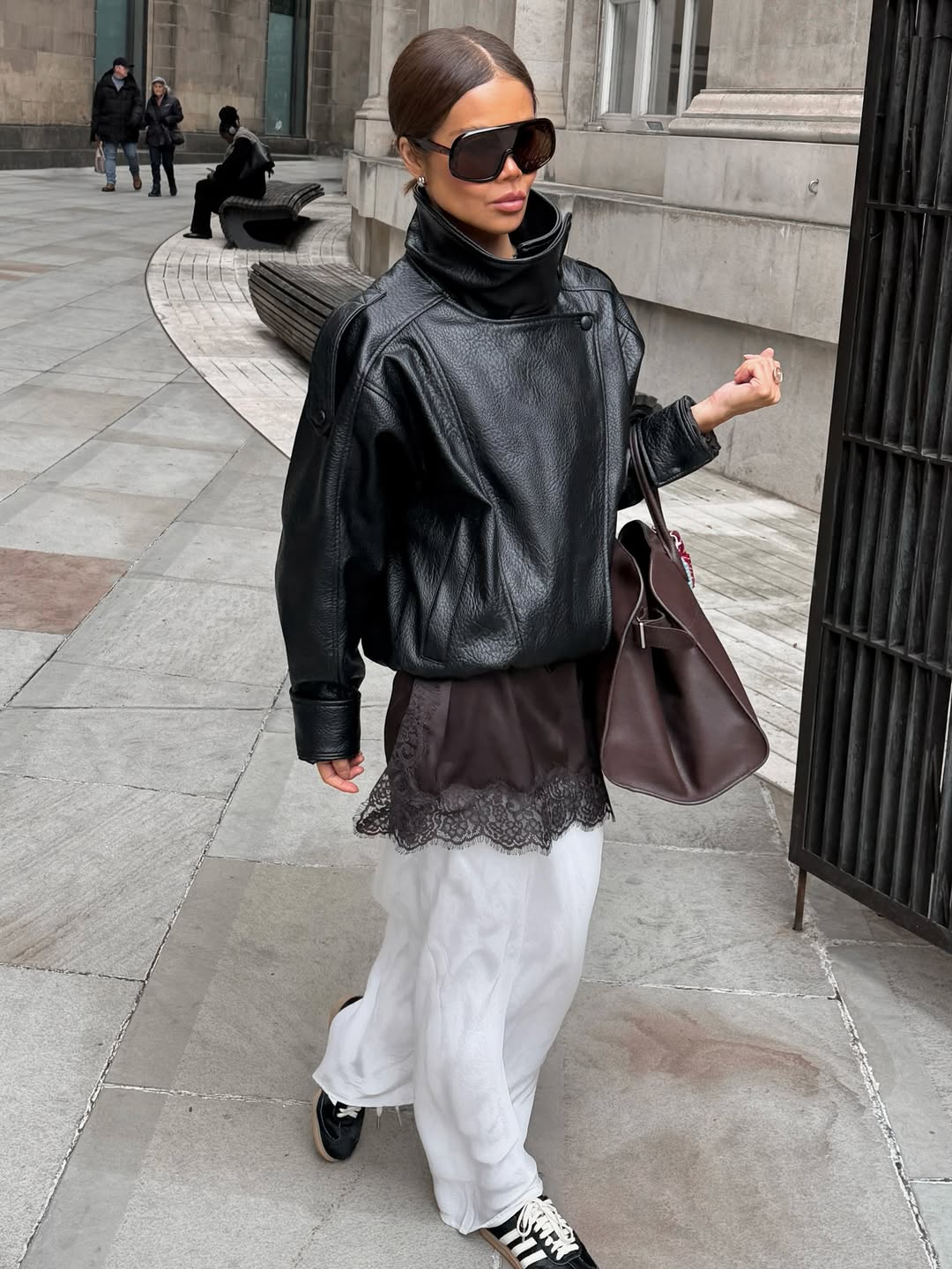 6 fórmulas para criar looks elegantes com tênis fórmulas de looks elegantes com tênis