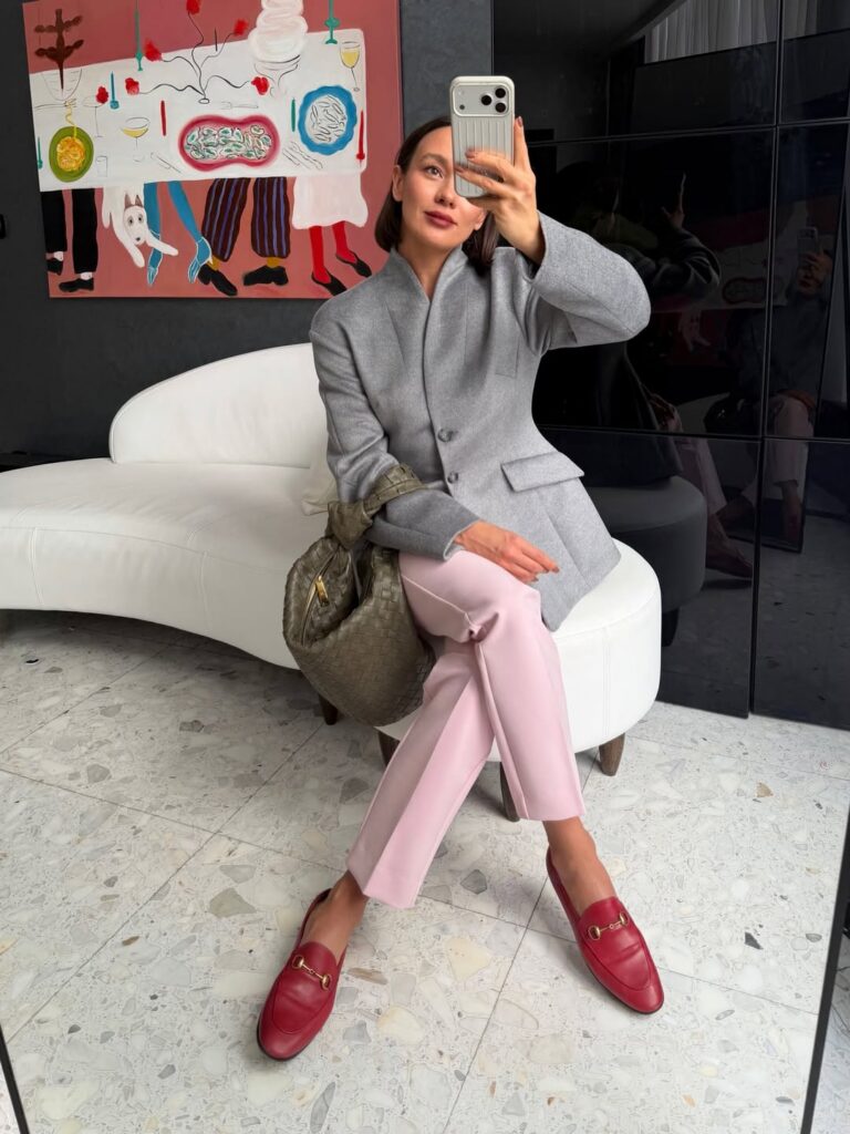 Do escritório ao fim de semana: 5 jeitos de usar mocassim feminino agora mocassim feminino 25mar26 azalia lomakina