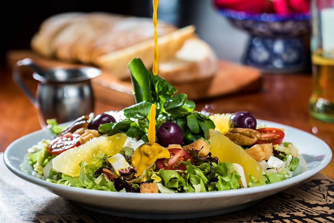 Tchau, prato sem graça! 5 receitas de molho para salada saudáveis e cheio de sabor