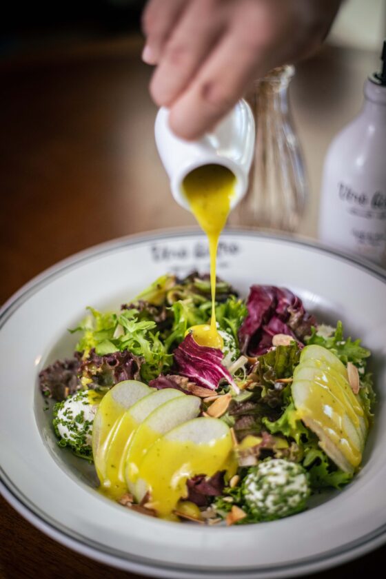 Tchau, prato sem graça! 5 receitas de molho para salada saudáveis e cheio de sabor