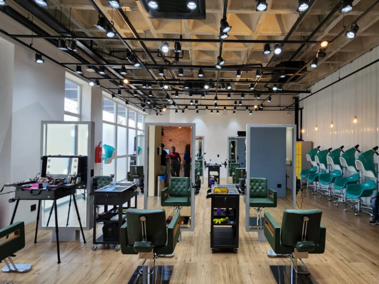 salões especializados em cabelos cacheados