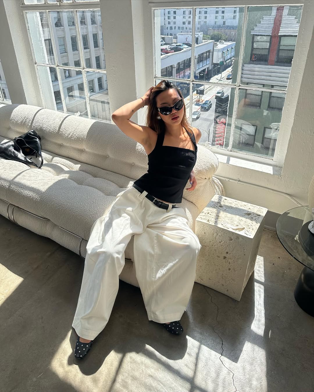 looks com sapatilhas com tachas