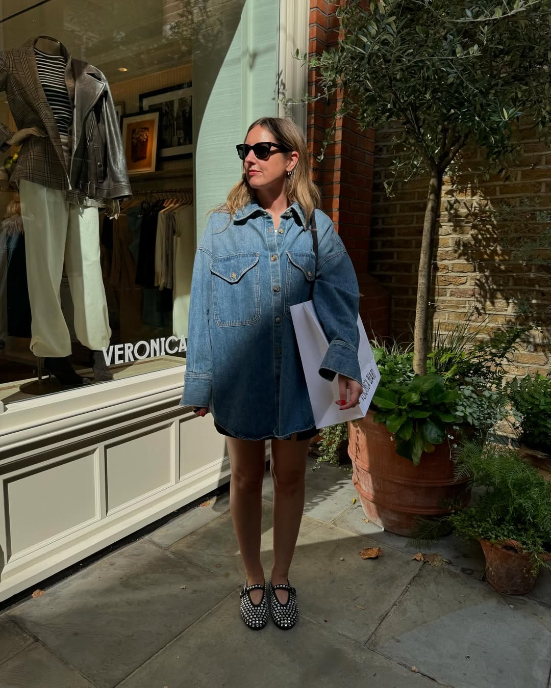 looks com sapatilhas com tachas