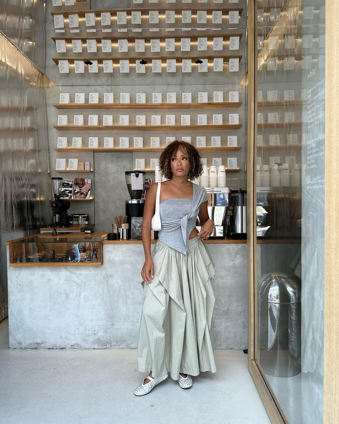 looks com sapatilhas com tachas