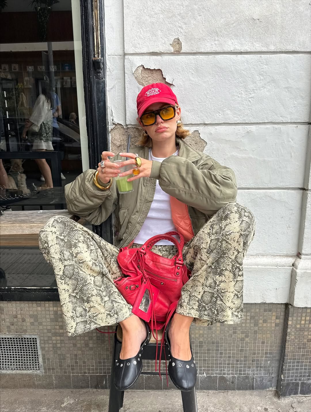 looks com sapatilhas com tachas