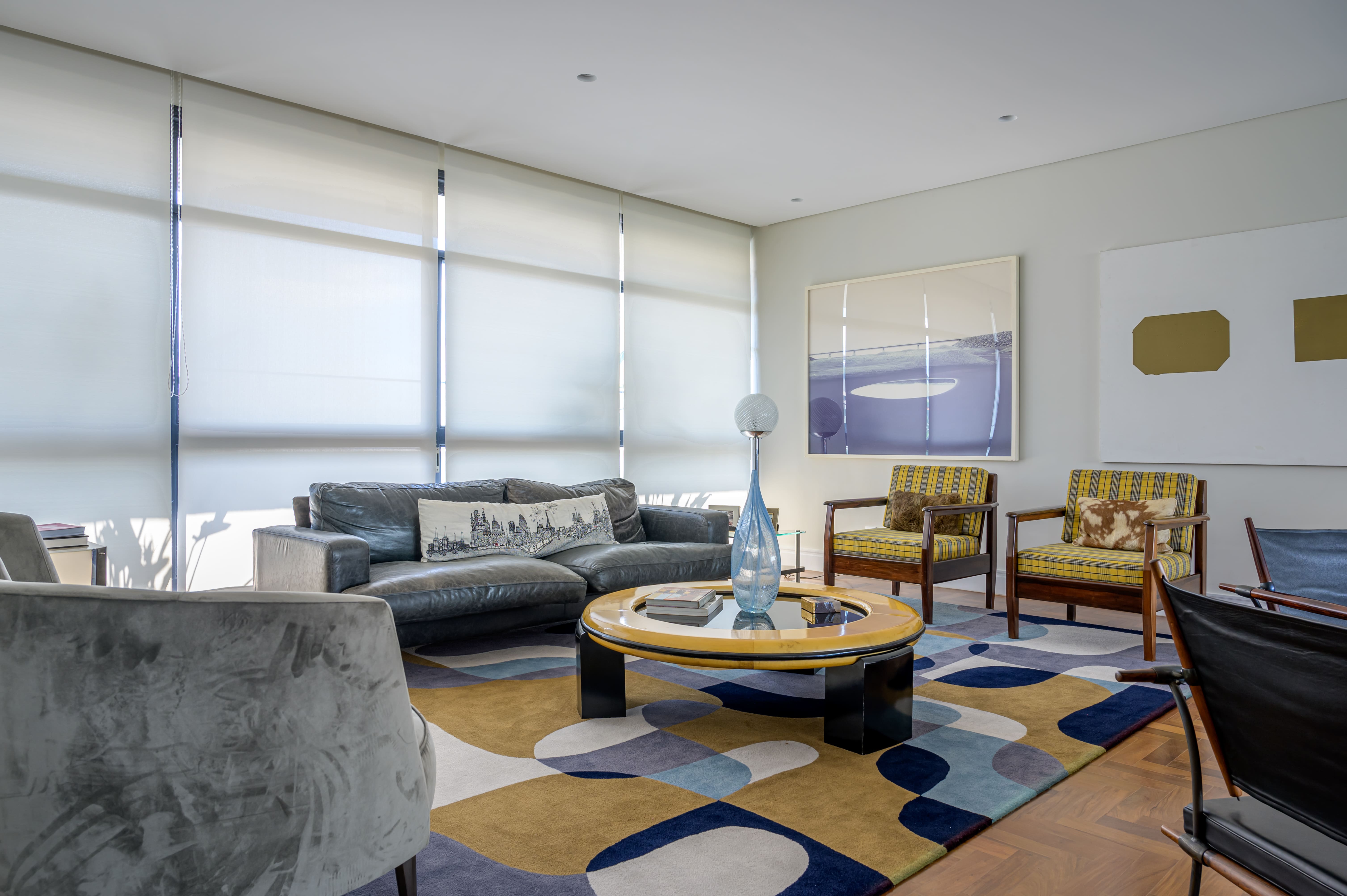 5 jeitos de usar tapetes coloridos para atualizar o décor