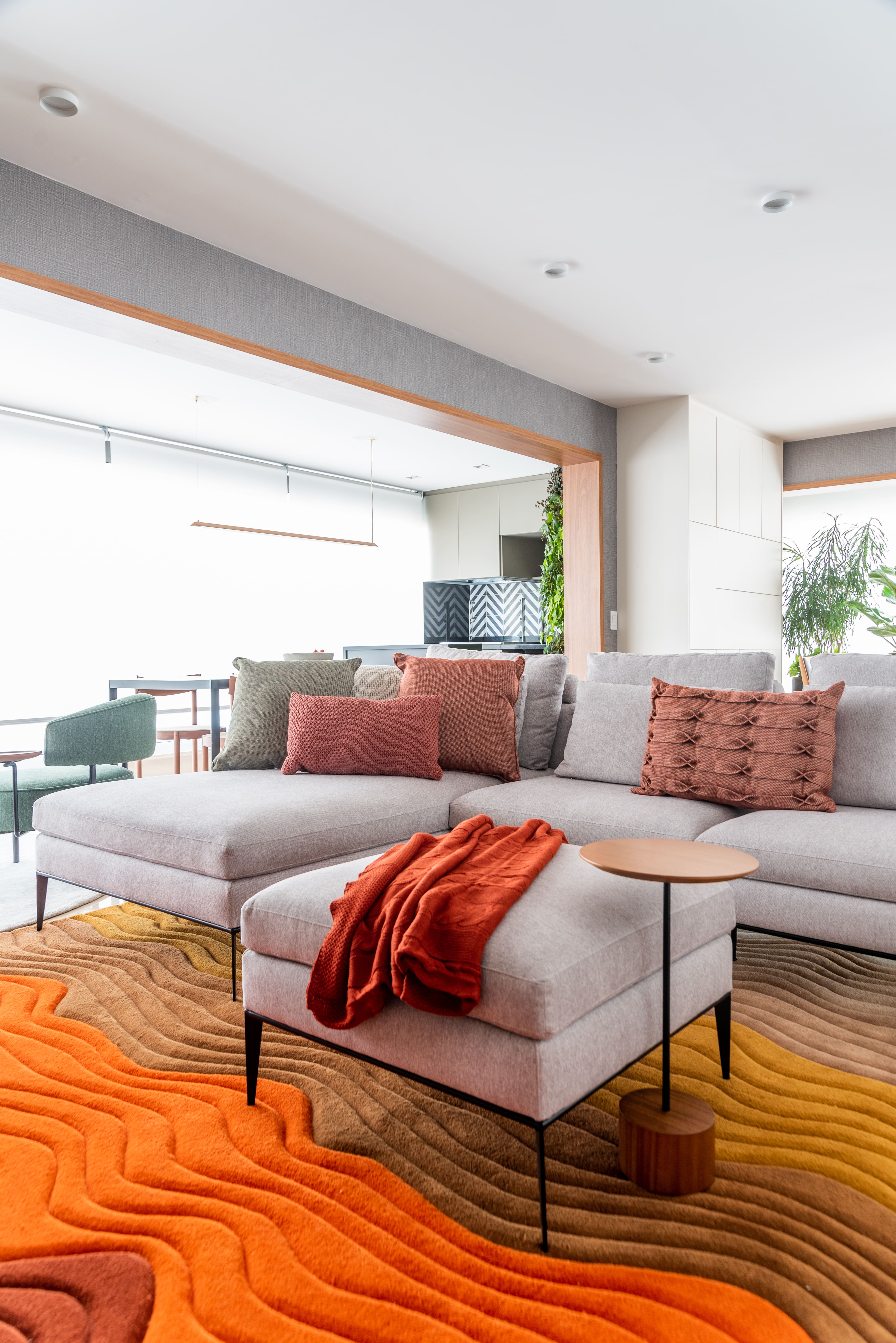 5 jeitos de usar tapetes coloridos para atualizar o décor