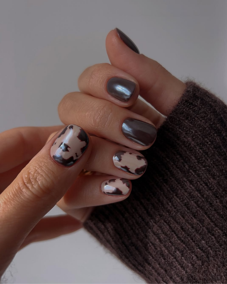 unha marrom decorada