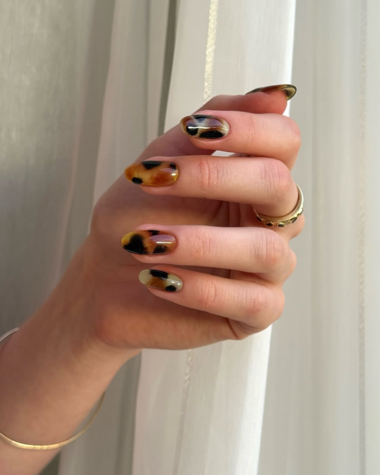 unha marrom decorada