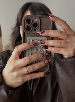 unha marrom decorada