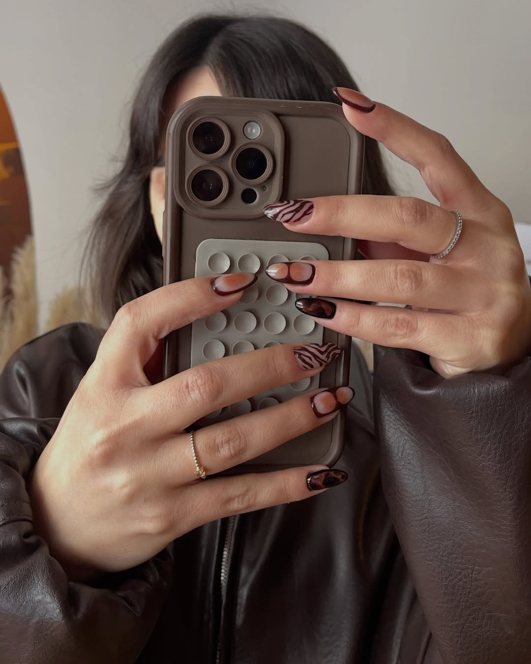 unha marrom decorada