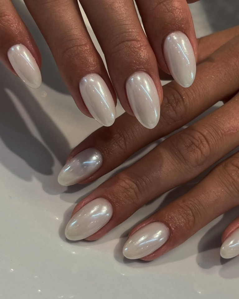 As unhas brancas e delicadas estão em alta – e nós te ajudamos a encontrar a manicure perfeita unhas brancas e delicadas