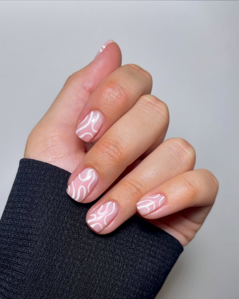 As unhas brancas e delicadas estão em alta – e nós te ajudamos a encontrar a manicure perfeita unhas brancas e delicadas