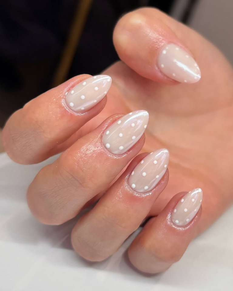 As unhas brancas e delicadas estão em alta – e nós te ajudamos a encontrar a manicure perfeita unhas brancas e delicadas