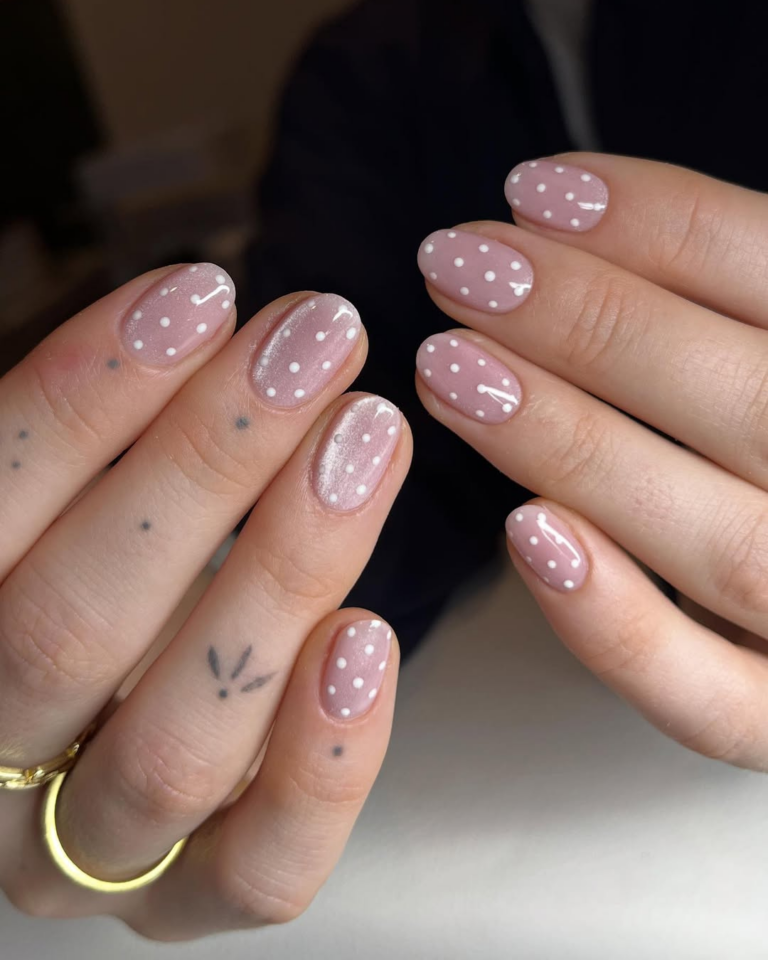 As unhas brancas e delicadas estão em alta – e nós te ajudamos a encontrar a manicure perfeita unhas brancas e delicadas