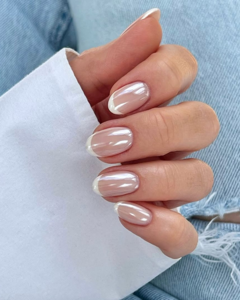 As unhas brancas e delicadas estão em alta – e nós te ajudamos a encontrar a manicure perfeita unhas brancas e delicadas