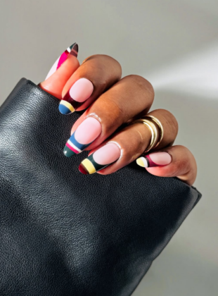 Esmaltes coloridos são o segredo para atualizar as unhas francesinhas – aqui estão 6 combinações para testar unhas francesinhas