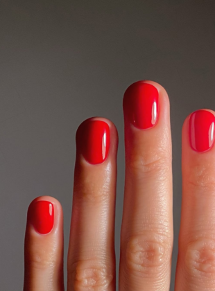 Foco no clássico: 13 esmaltes que garantem unhas vermelhas elegantes unhas vermelhas elegantes