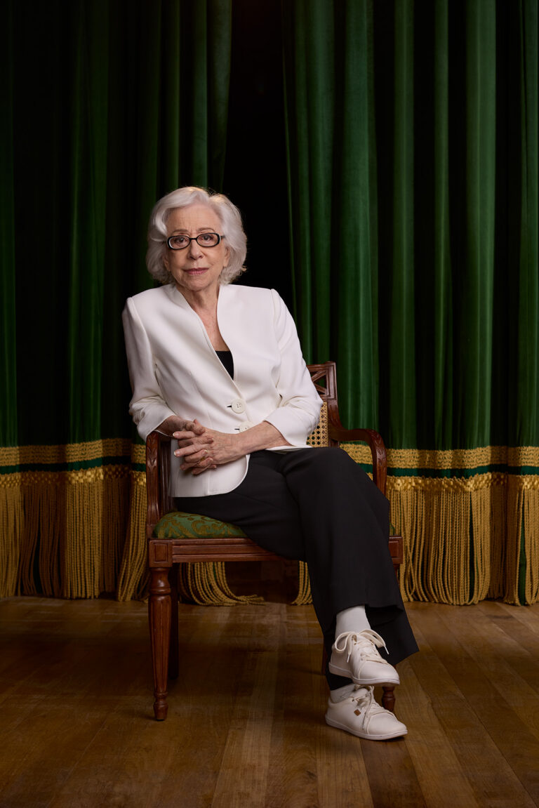 Fernanda Montenegro sentada