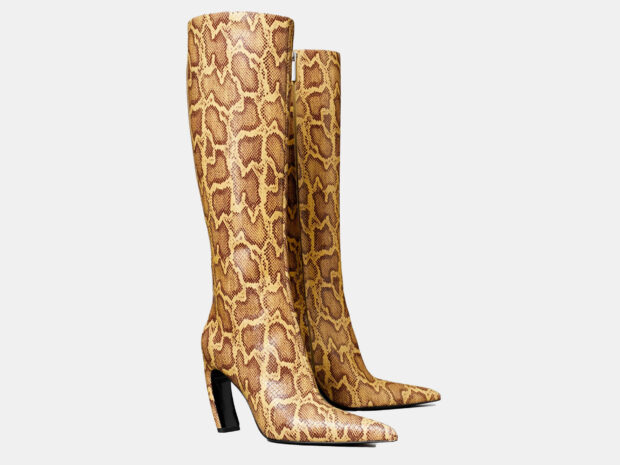 Em busca da bota cano alto perfeita? Estes são os 5 estilos que definem a temporada Bota cano alto 8abr26 Tory Burch